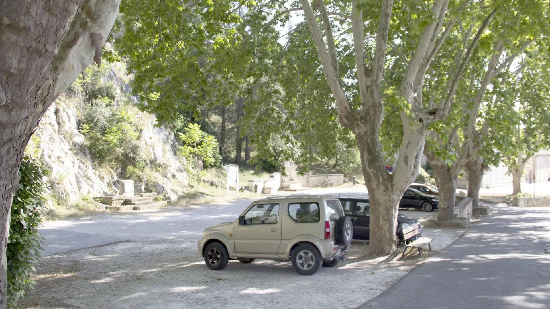 Les Trois Gites Robion en Luberon 0*,  فرنسا