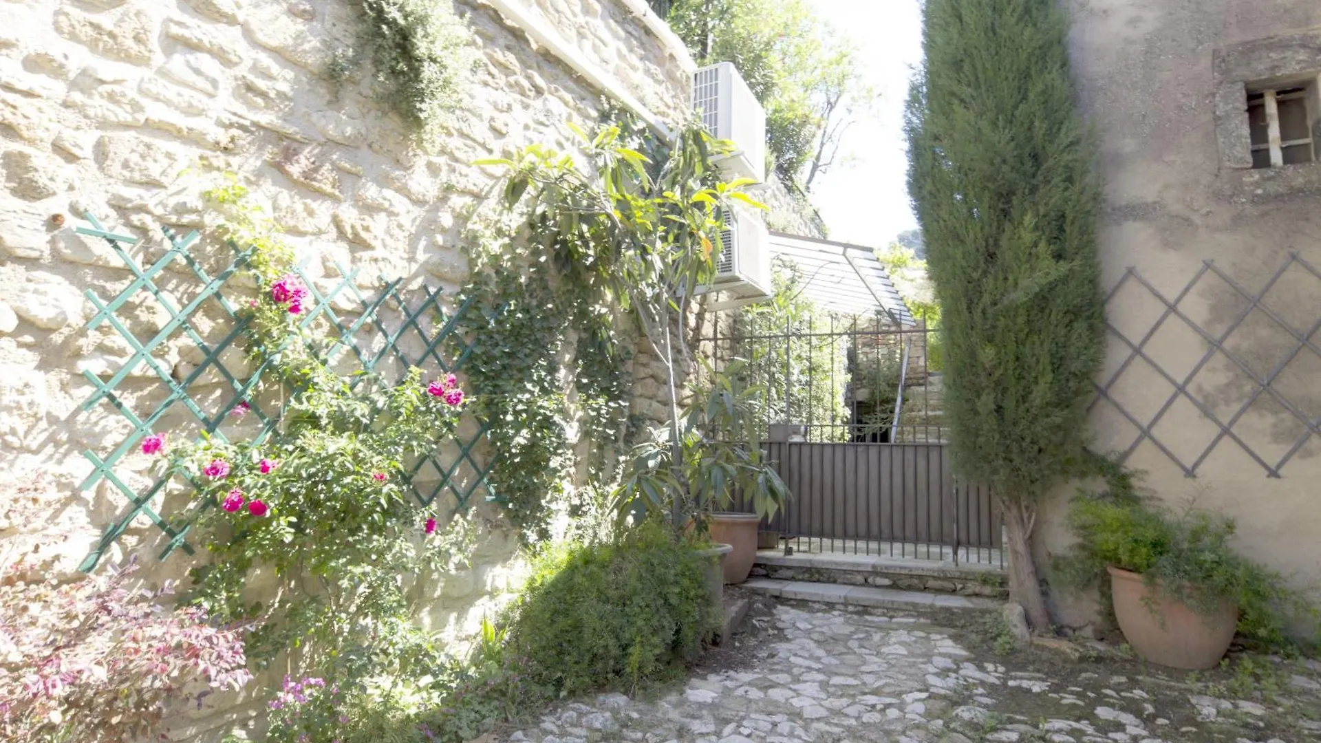 Les Trois Gites Robion en Luberon Holiday home