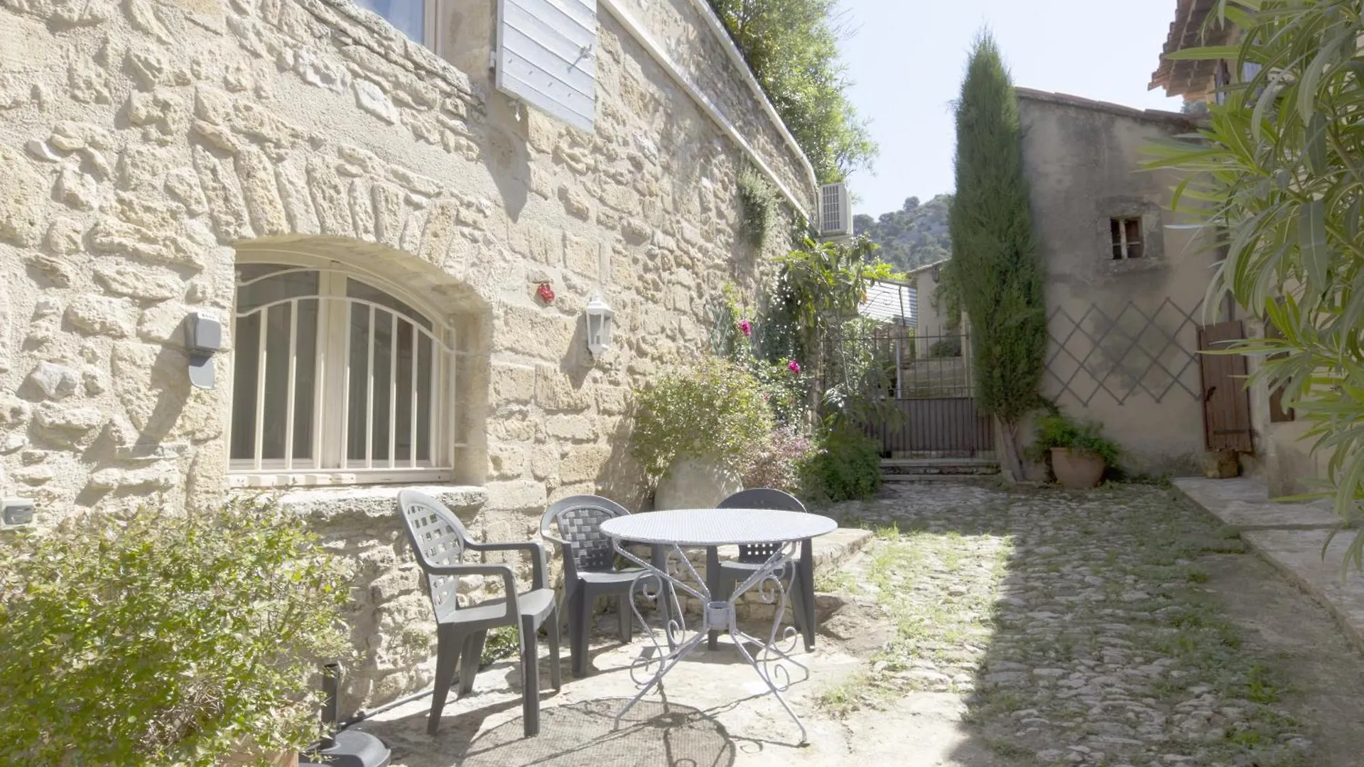 Les Trois Gites Robion en Luberon 0*,